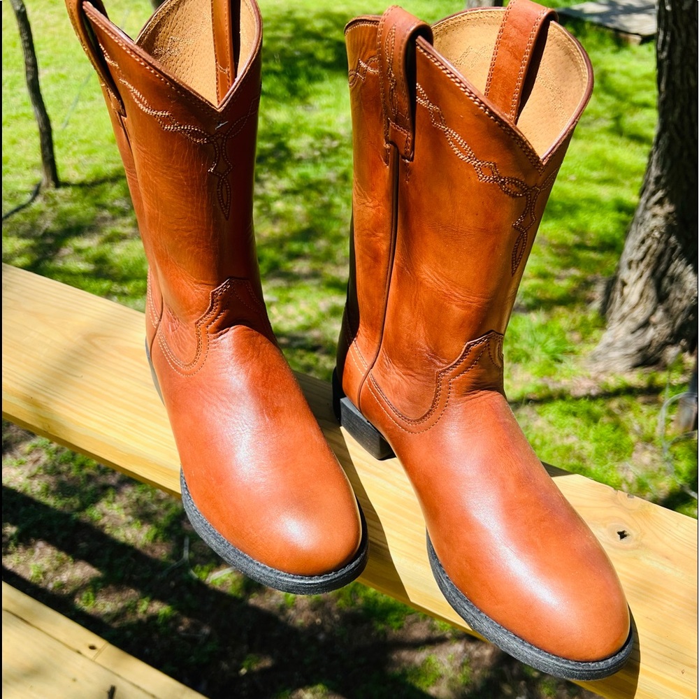 I’m selling these mens boots. Don’t fit me. I wear an 8 1/2 ladies. Duh!